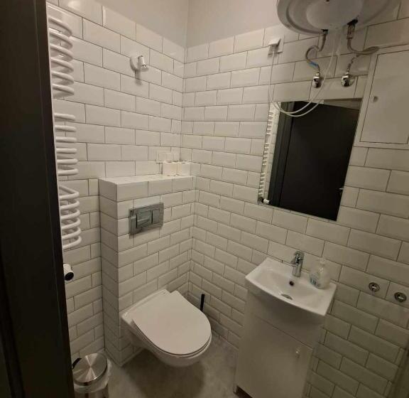 استودیوی لوکس, Mia Mia House