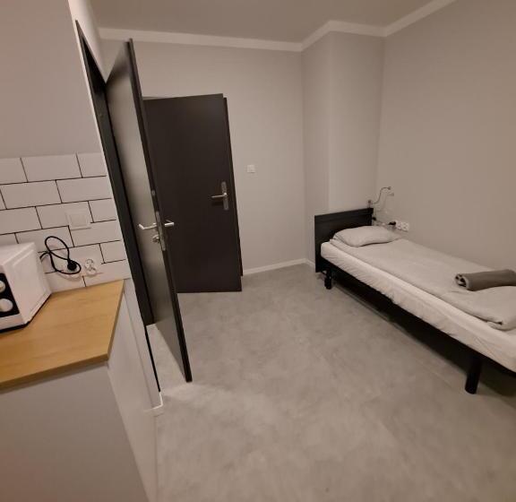 استودیوی لوکس, Mia Mia House