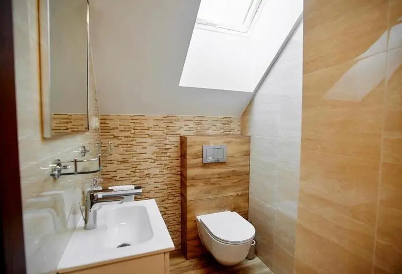 Premium Neljän Hengen Huone, Pokoje U Anny