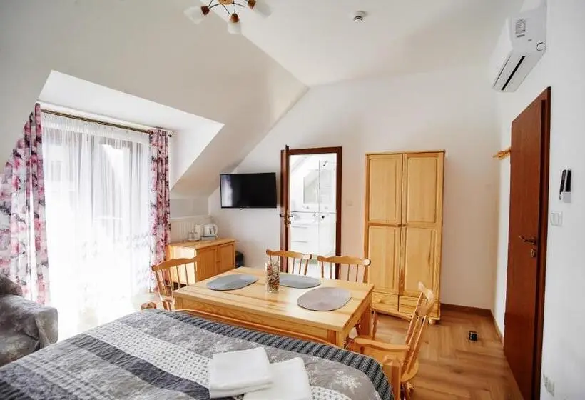 Premium Neljän Hengen Huone, Pokoje U Anny