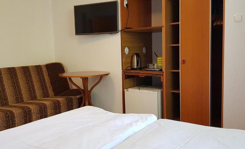 带花园景观的标准三人间, Wynajem Pokoi