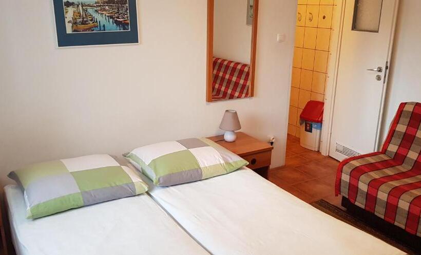 带花园景观的标准三人间, Wynajem Pokoi