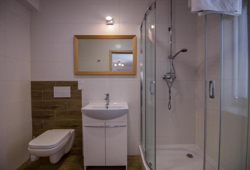 חדר משפחתי, Villa 1