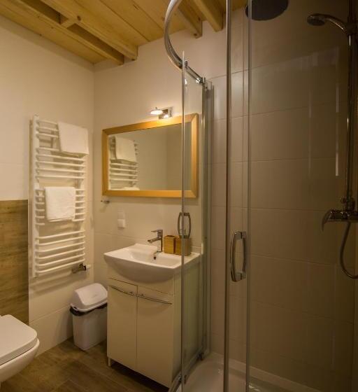 חדר משפחתי, Villa 1