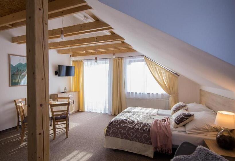 חדר משפחתי, Villa 1