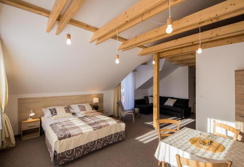 חדר משפחתי, Villa 1