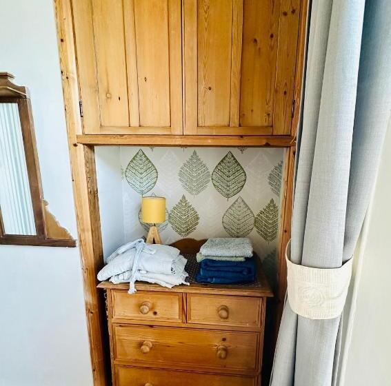 חדר אקונומי, Fitz House