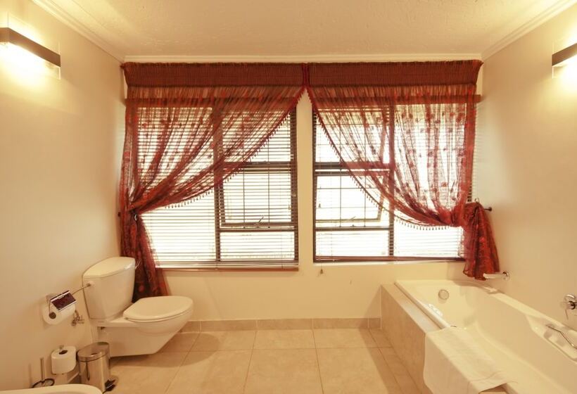 اتاق لوکس, Lourie Lodge