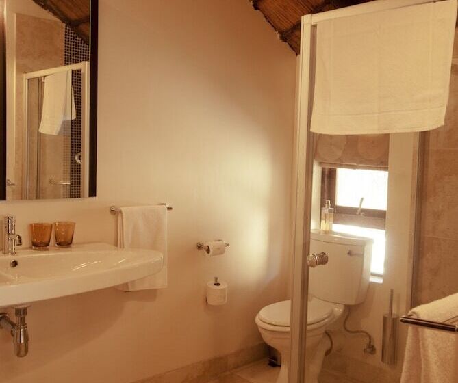 اتاق لوکس, Lourie Lodge