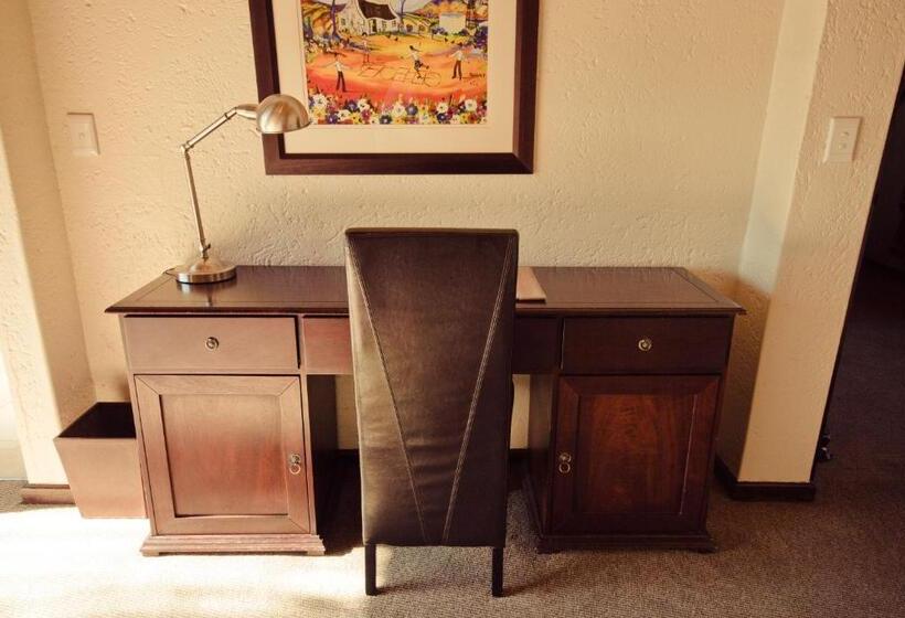 سوییت لوکس, Lourie Lodge