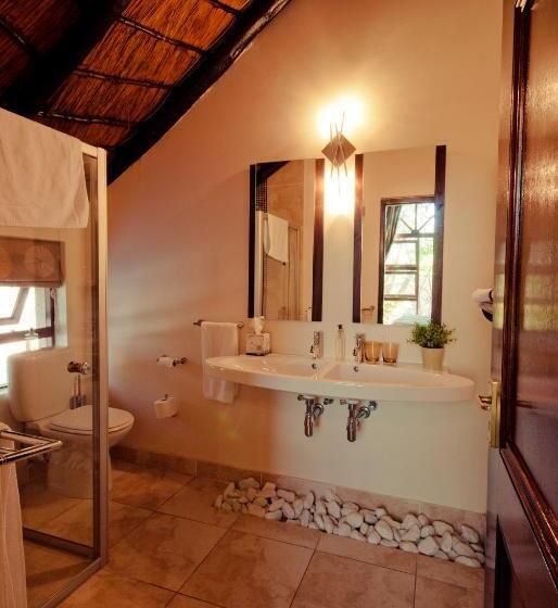 اتاق لوکس, Lourie Lodge