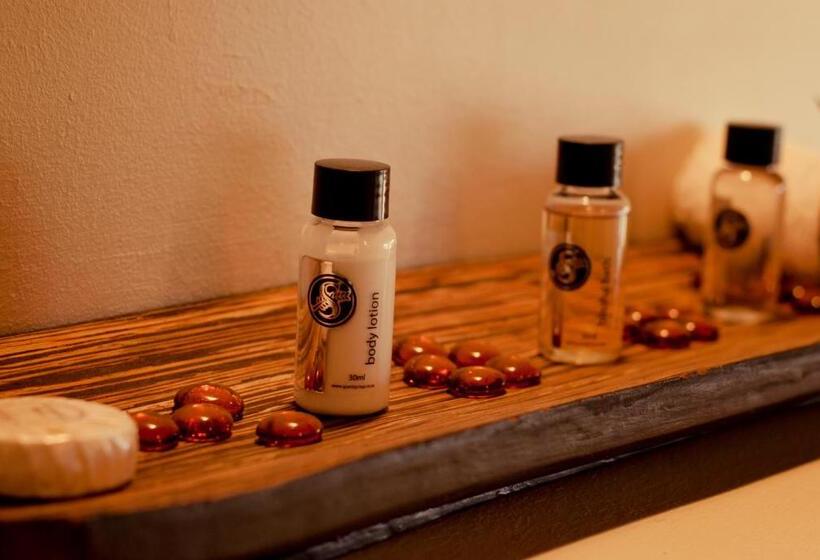 اتاق لوکس, Lourie Lodge