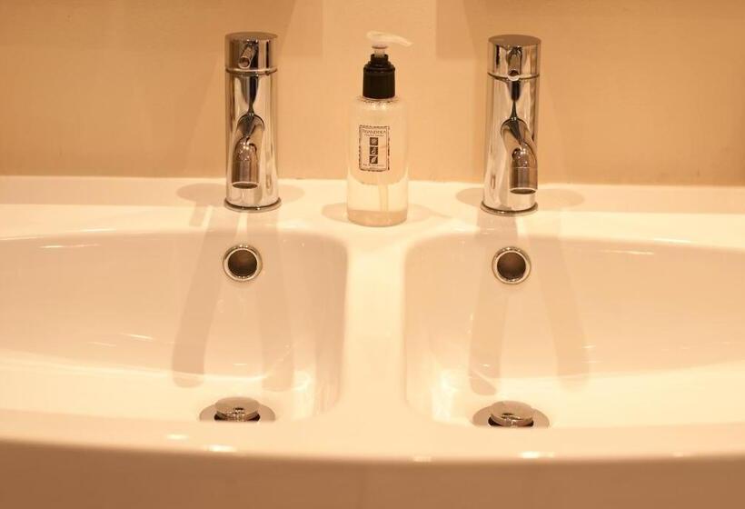 اتاق لوکس, Lourie Lodge