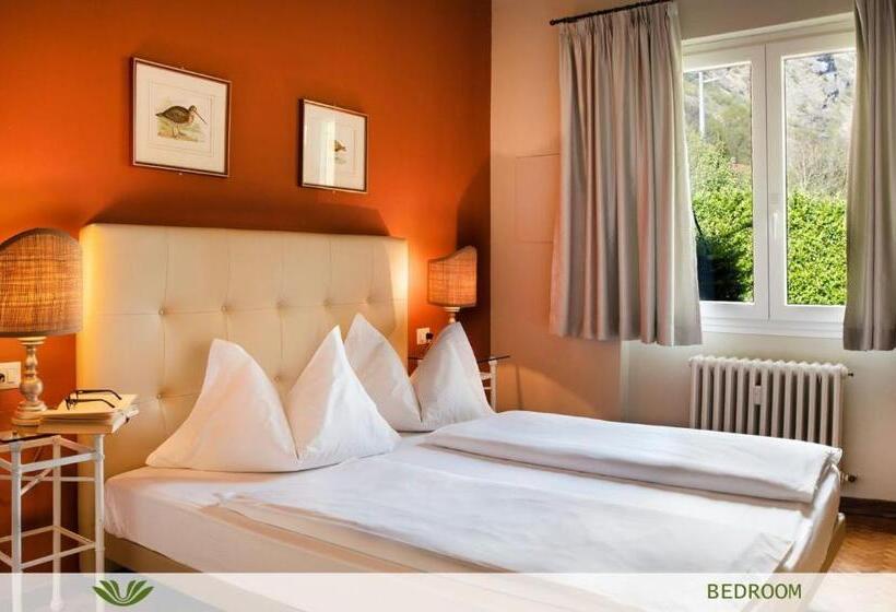 غرفة عائلية, Dependence Del Parco