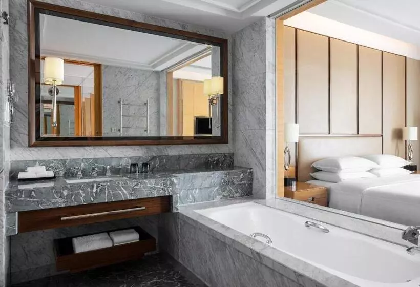 キングサイズベッドのデラックスルーム, Sheraton Qingdao Jiaozhou