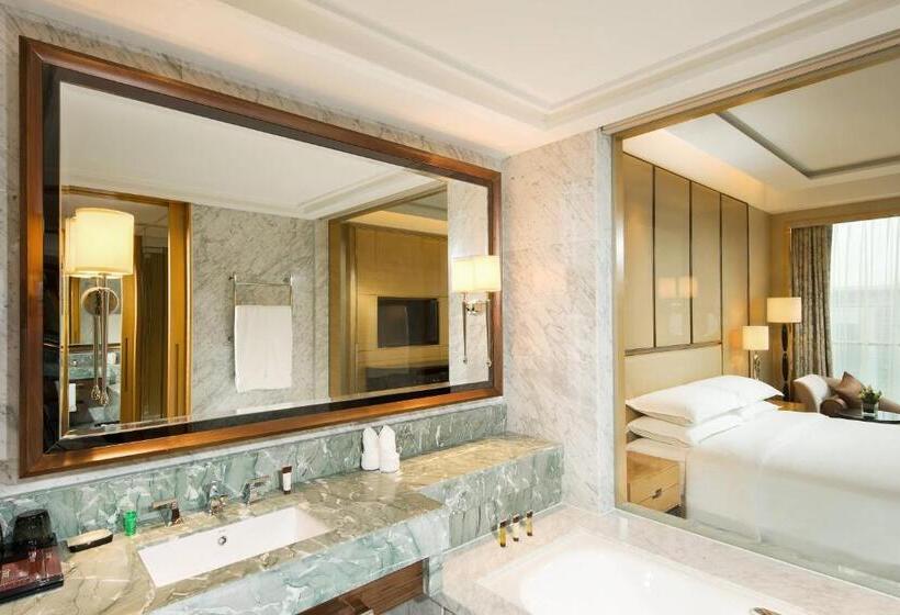 Номер Deluxe Кровать Кинг, Sheraton Qingdao Jiaozhou