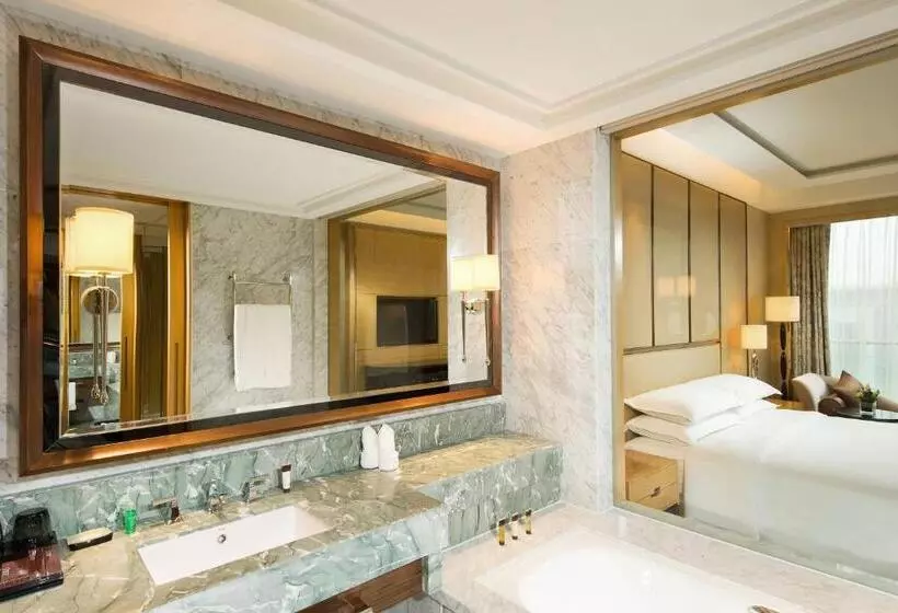 キングサイズベッドのデラックスルーム, Sheraton Qingdao Jiaozhou