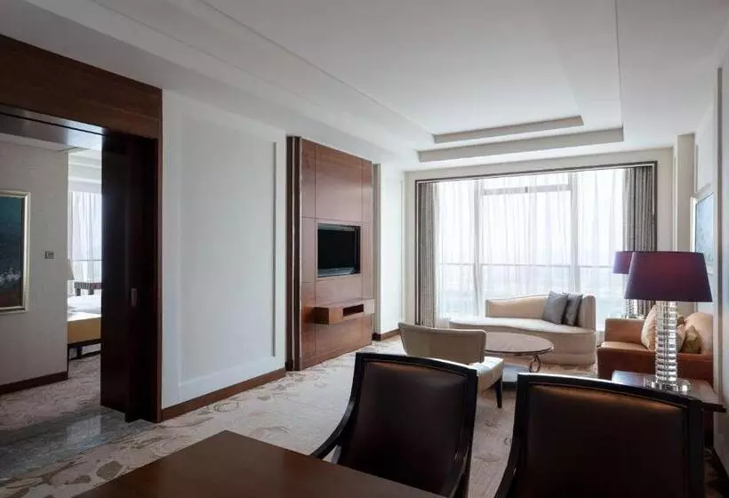 キングサイズベッドのデラックススイート, Sheraton Qingdao Jiaozhou