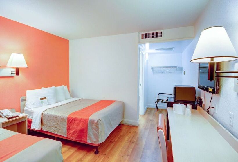 带2个双人床的标准工作室, Motel 6 Saint George, Ut