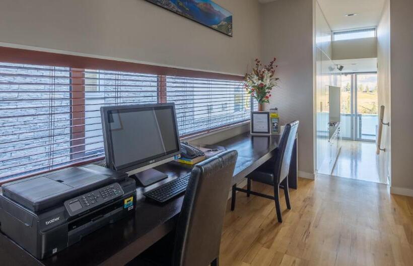 Suite with lake view, Swissbelsuites Pounamu Queenstown