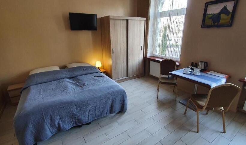 غرفة قياسية رباعية, Pałac Pod Bocianim Gniazdem