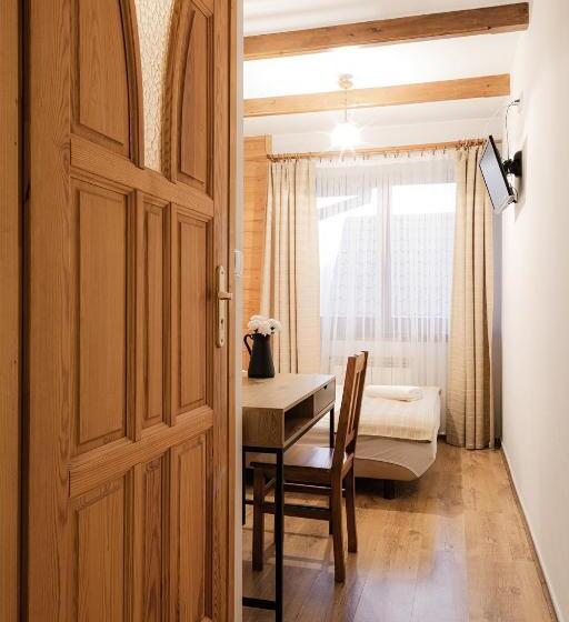 Quarto Estandar Individual, Chata U Bronka