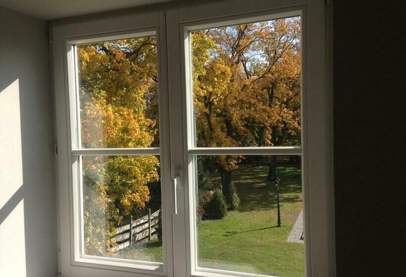 スタンダードルーム, Pałac W Krzelowie