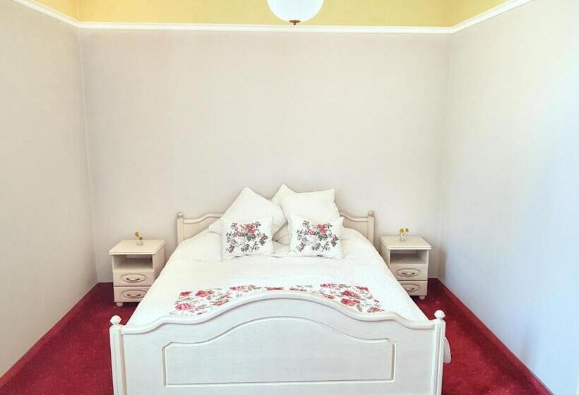 スタンダードルーム, Pałac W Krzelowie