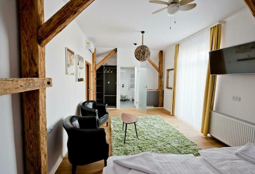 Номер Deluxe с Балконом, Salon Win Wine Bar & Apartments