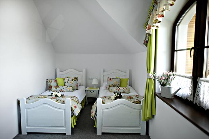 デラックスルーム, Modra Sikorka