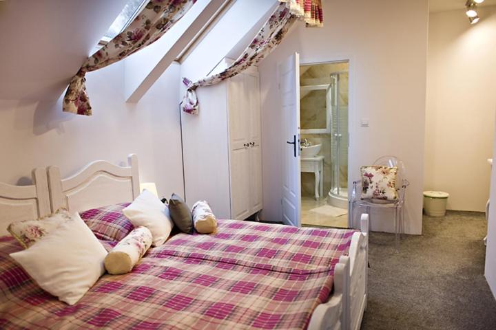 デラックスルーム, Modra Sikorka