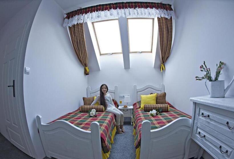 デラックストリプルルーム, Modra Sikorka