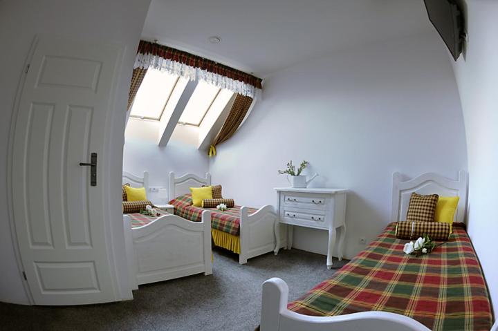 デラックストリプルルーム, Modra Sikorka