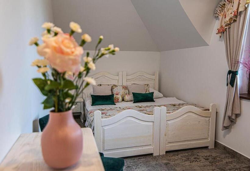 デラックスルーム, Modra Sikorka