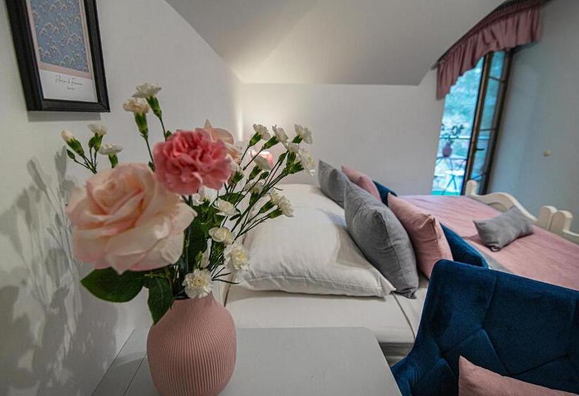 デラックスルーム, Modra Sikorka