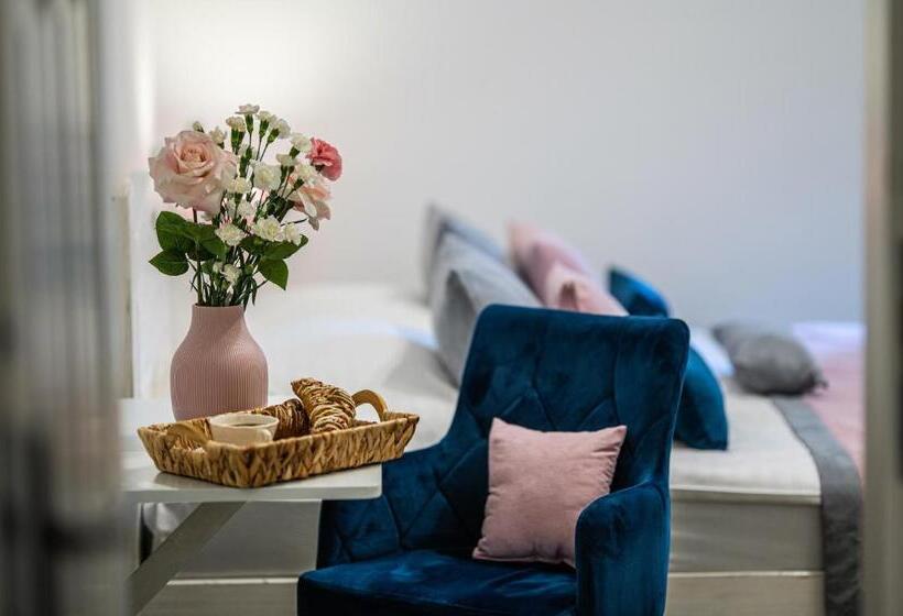 デラックスルーム, Modra Sikorka