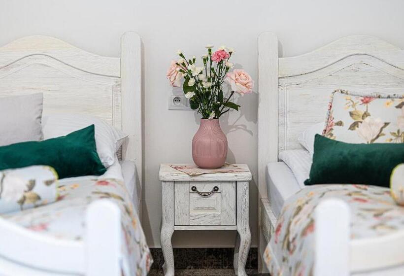 デラックスルーム, Modra Sikorka