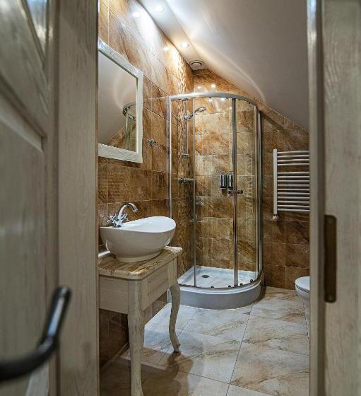 デラックストリプルルーム, Modra Sikorka