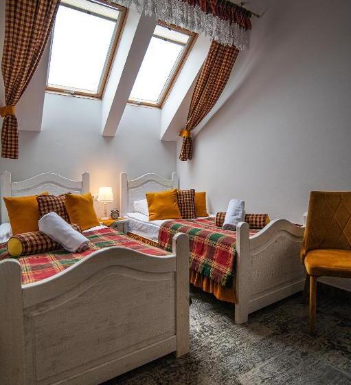 デラックストリプルルーム, Modra Sikorka