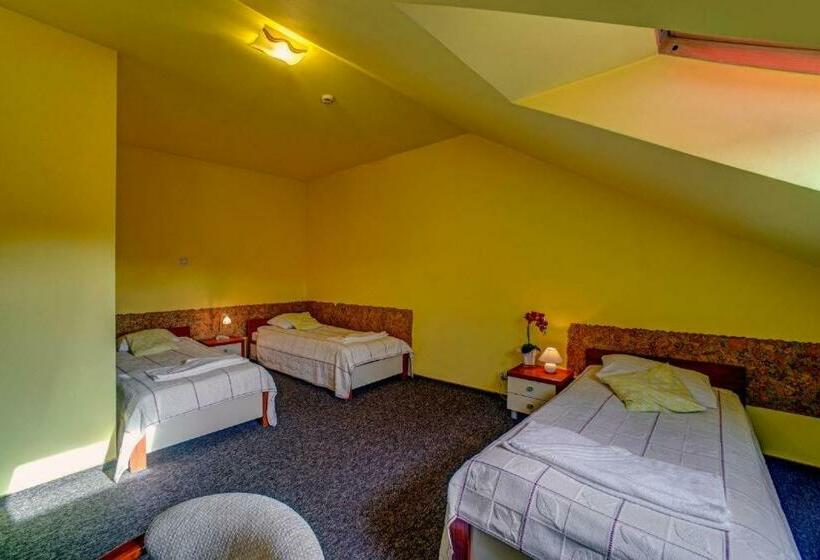 חדר סטנדרט לשלושה, Piast