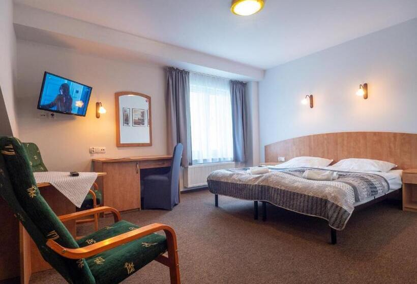 اتاق اکونومی, Sajmino Family House