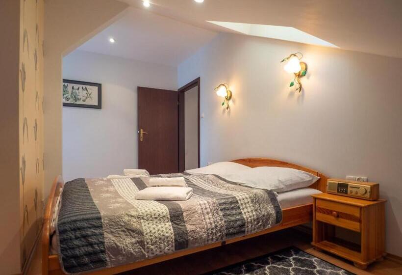 Economy Triple Room, Sajmino Family House