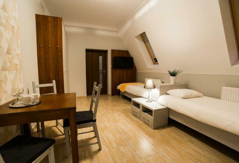 Standard Kolmen Hengen Huone, Noclegi10a