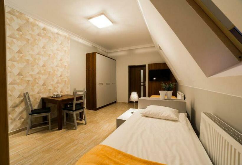 Standard Kolmen Hengen Huone, Noclegi10a