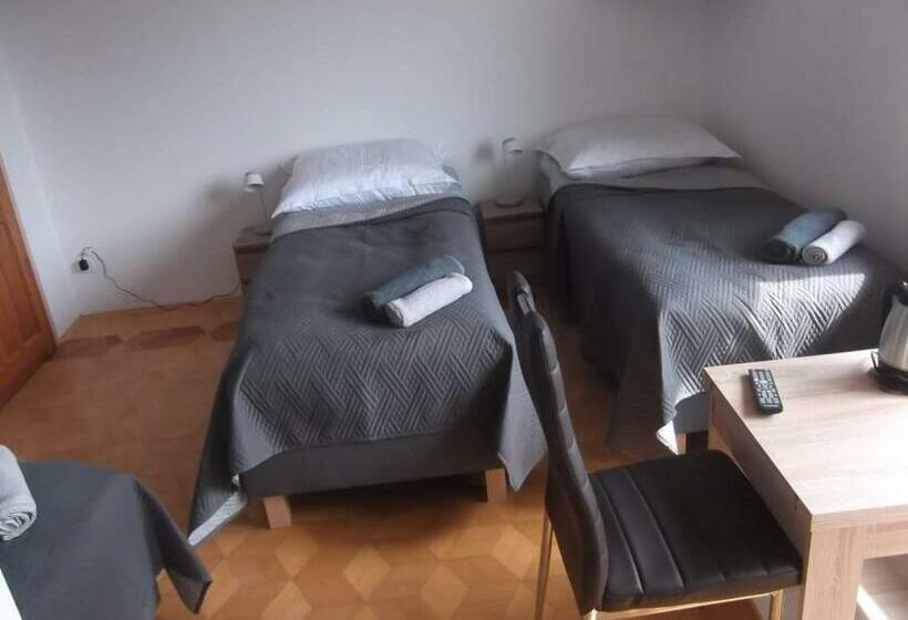 标准三人间, Noclegi Pod Lasem