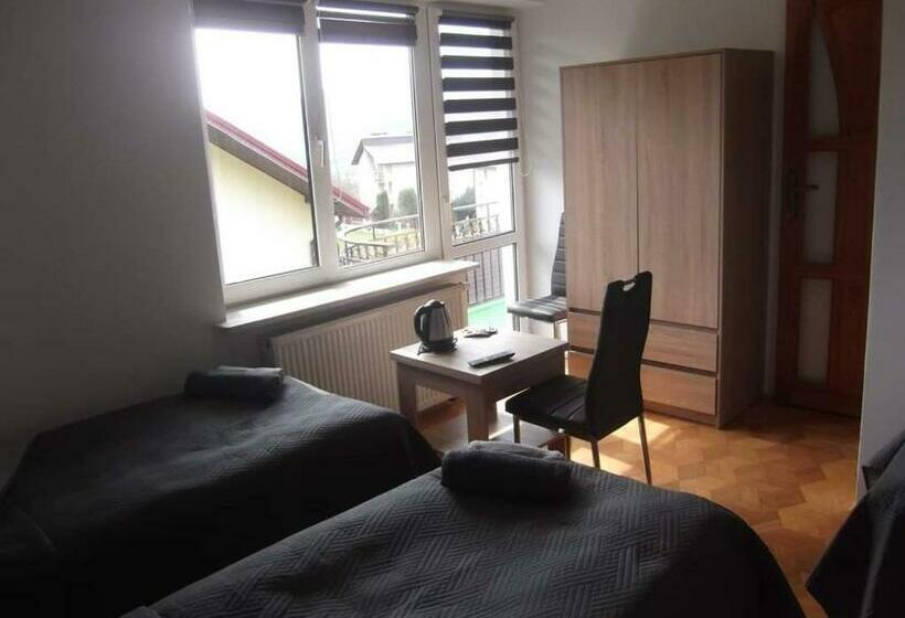 标准三人间, Noclegi Pod Lasem