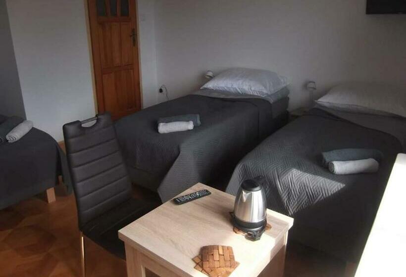 标准三人间, Noclegi Pod Lasem