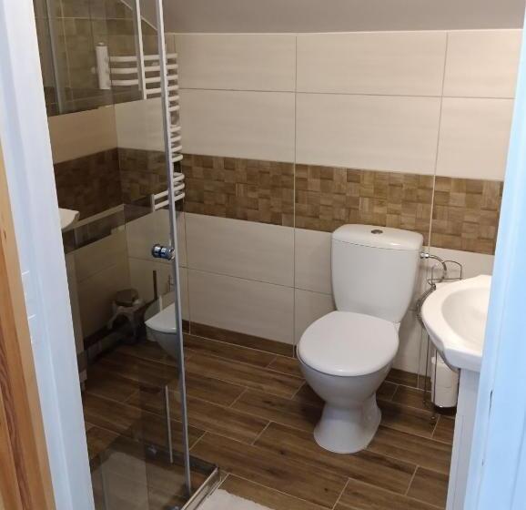 标准三人间, Noclegi Pod Lasem