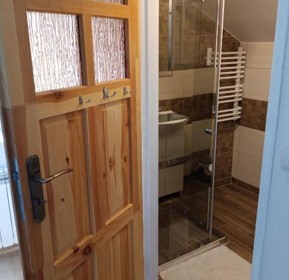 标准三人间, Noclegi Pod Lasem