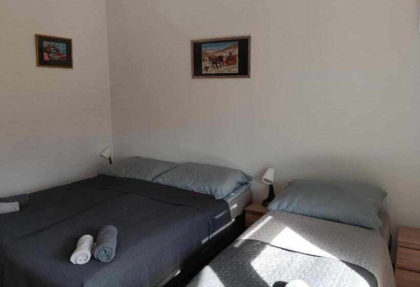 标准三人间, Noclegi Pod Lasem